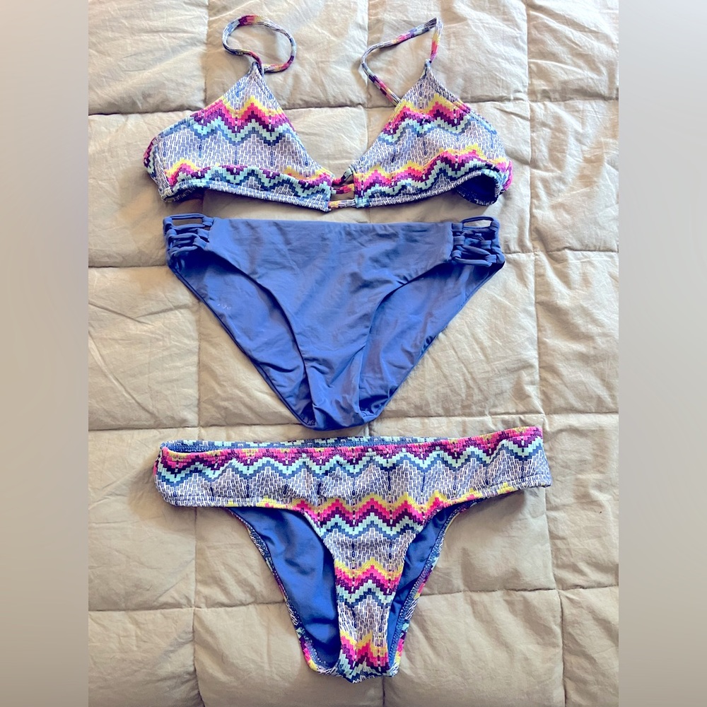 Roxy bikini top and 2 bottoms to mix/match, sz M, but fits smaller